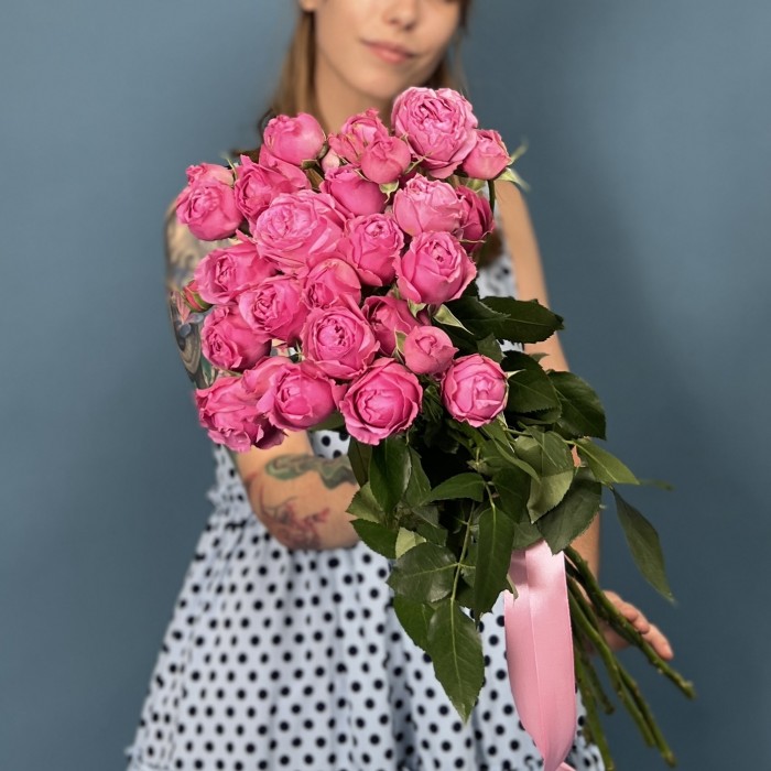 7 кустовых пионовидных роз Мисти Баблс 60 см